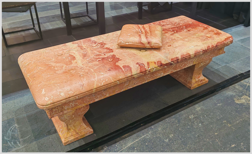 un banc en marbre rouge de Vérone
